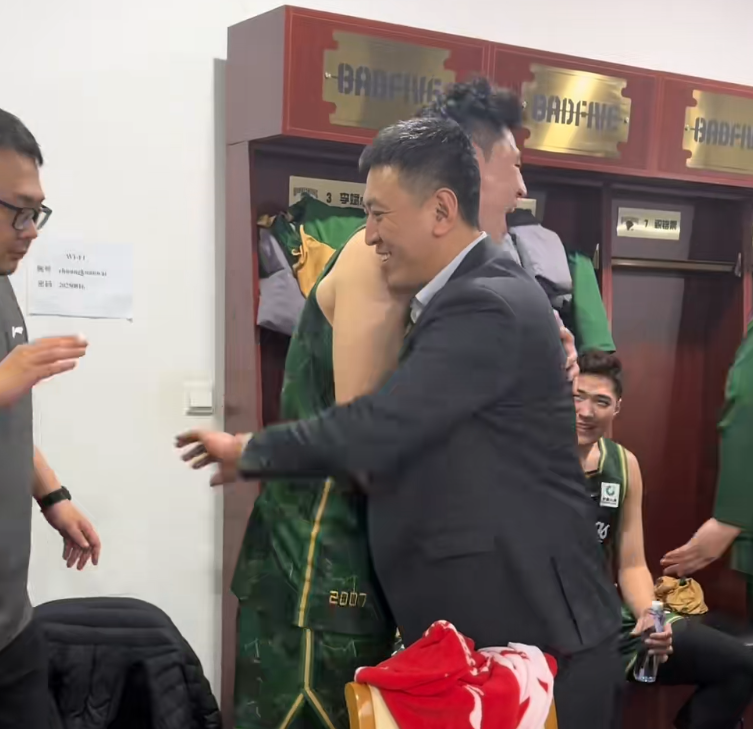 开云体育app-胜深圳更衣室！全员兴奋氛围极佳，汉兹领奖发懵，王世龙得金链子