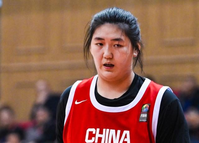 开云体育官网-女篮热身赛大胜！2米26张子宇砍11+9，王思雨亮相